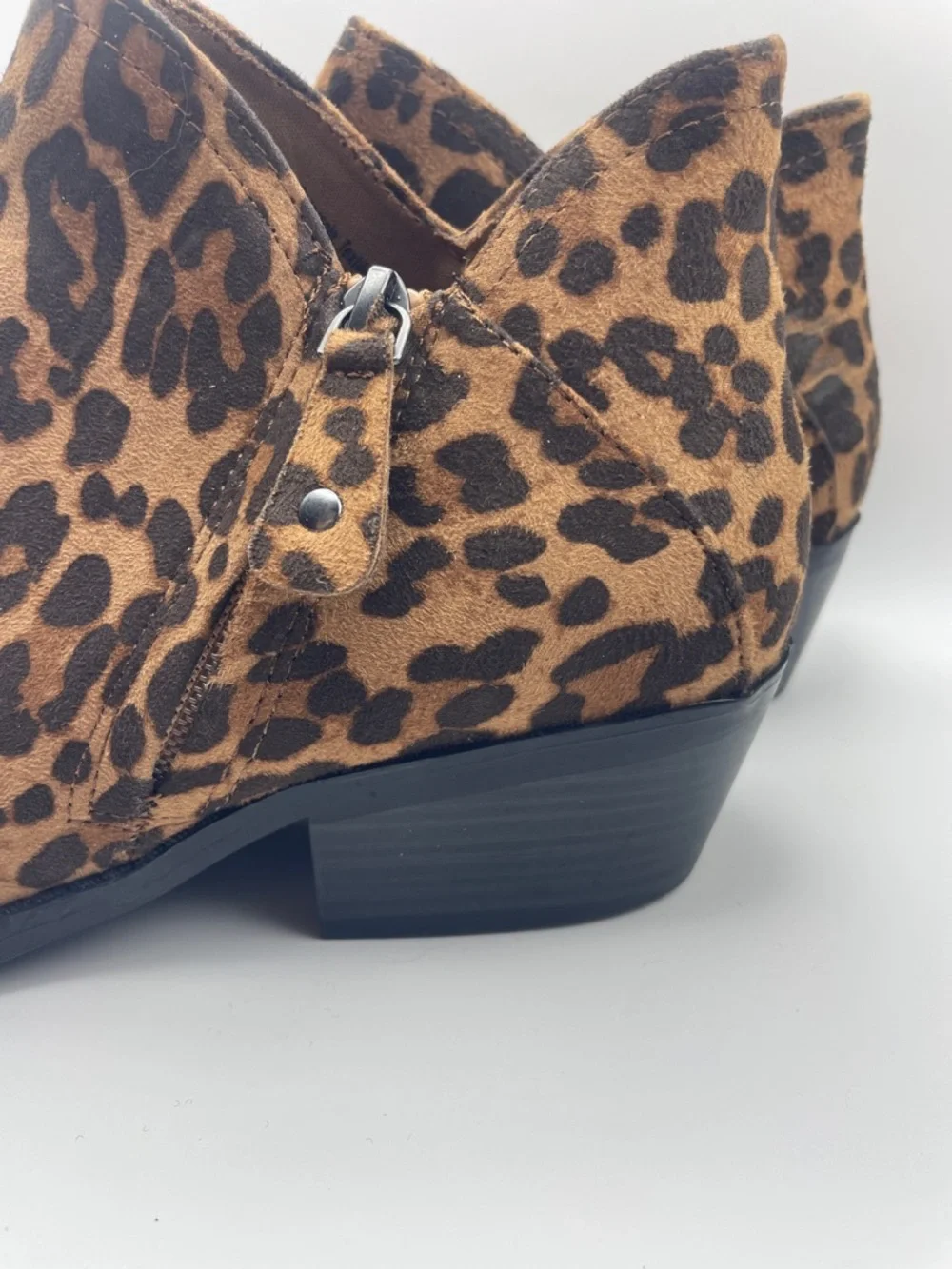 Classic New SO Women's Angelfish Leopard Ankle Boots size 8 block heel booties